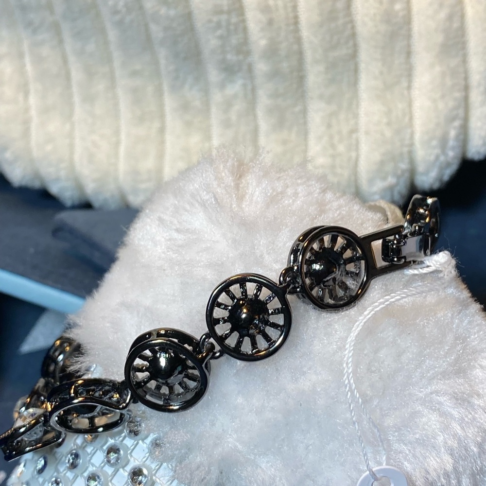 NWT 🖤 HEMATITE 🖤 FOCUS FILIGREE DISK WITH BEAUTIFUL CLEAR STONES BRACELET - Picture 8 of 9